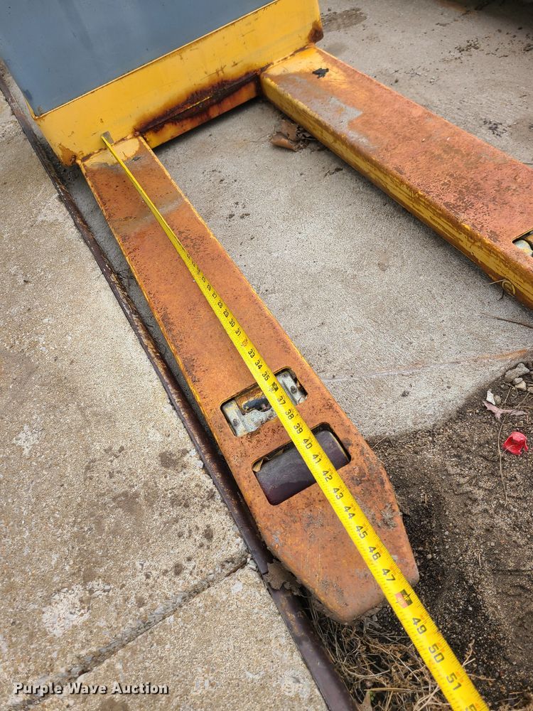 image for item JW9747 Hyster W40Z  electric pallet jack