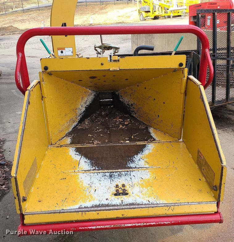 image for item JW9751 2007 Vermeer BC600XL  wood chipper