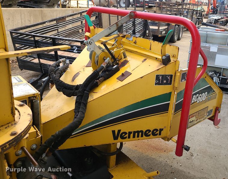image for item JW9751 2007 Vermeer BC600XL  wood chipper