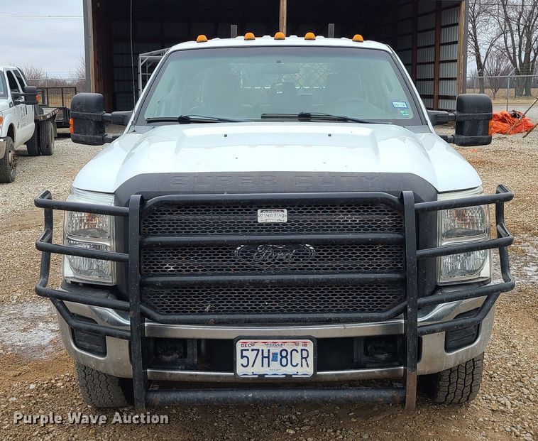 image for item JW9772 2013 Ford F350 Super Duty  Crew Cab flatbed pickup truck