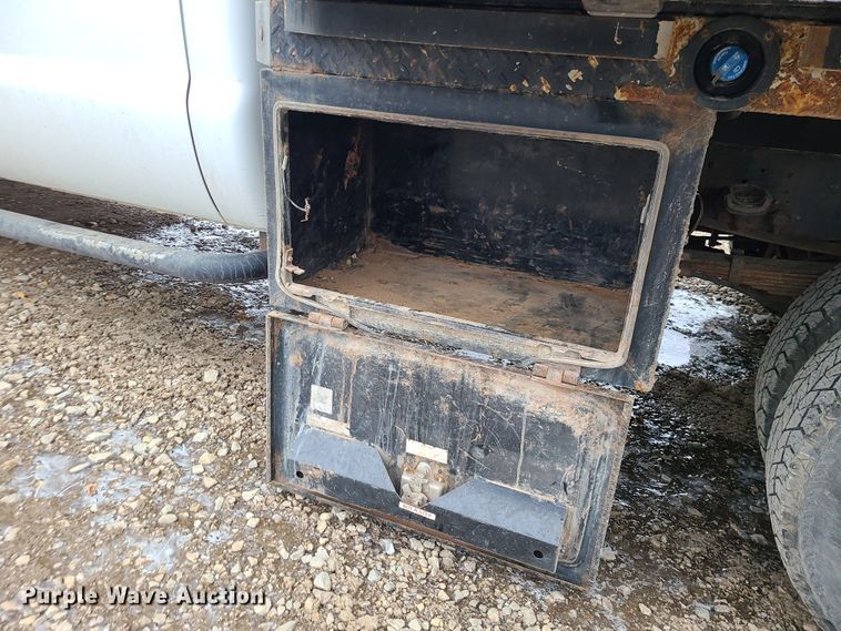 image for item JW9772 2013 Ford F350 Super Duty  Crew Cab flatbed pickup truck