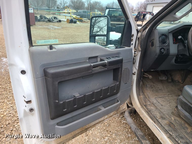 image for item JW9772 2013 Ford F350 Super Duty  Crew Cab flatbed pickup truck