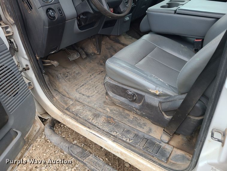 image for item JW9772 2013 Ford F350 Super Duty  Crew Cab flatbed pickup truck