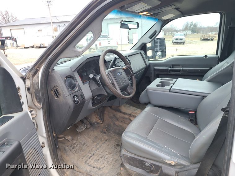 image for item JW9772 2013 Ford F350 Super Duty  Crew Cab flatbed pickup truck