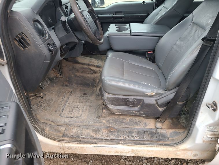 image for item JW9772 2013 Ford F350 Super Duty  Crew Cab flatbed pickup truck