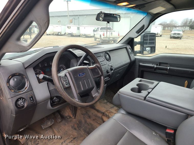 image for item JW9772 2013 Ford F350 Super Duty  Crew Cab flatbed pickup truck