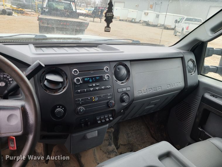 image for item JW9772 2013 Ford F350 Super Duty  Crew Cab flatbed pickup truck