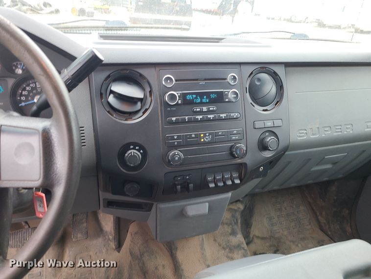 image for item JW9772 2013 Ford F350 Super Duty  Crew Cab flatbed pickup truck