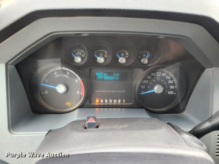 image for item JW9772 2013 Ford F350 Super Duty  Crew Cab flatbed pickup truck