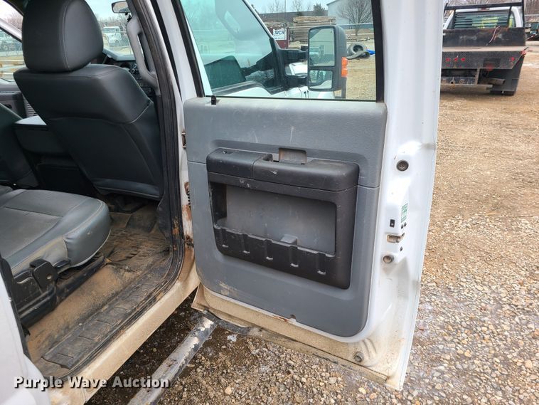 image for item JW9772 2013 Ford F350 Super Duty  Crew Cab flatbed pickup truck