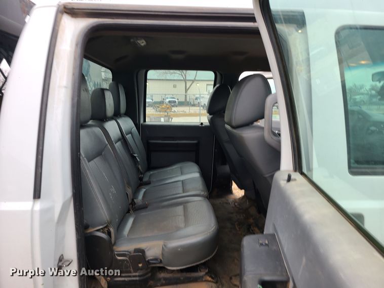 image for item JW9772 2013 Ford F350 Super Duty  Crew Cab flatbed pickup truck