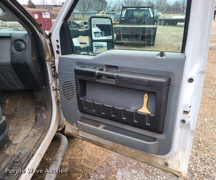 image for item JW9772 2013 Ford F350 Super Duty  Crew Cab flatbed pickup truck