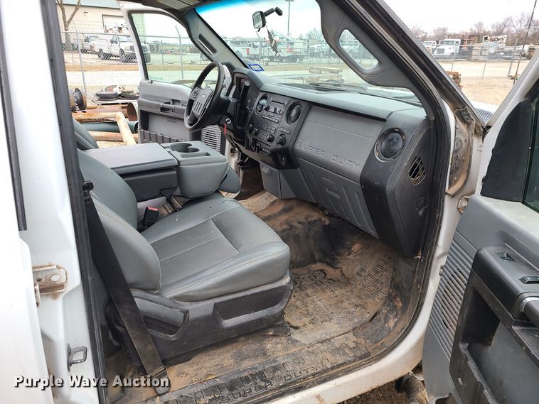 image for item JW9772 2013 Ford F350 Super Duty  Crew Cab flatbed pickup truck