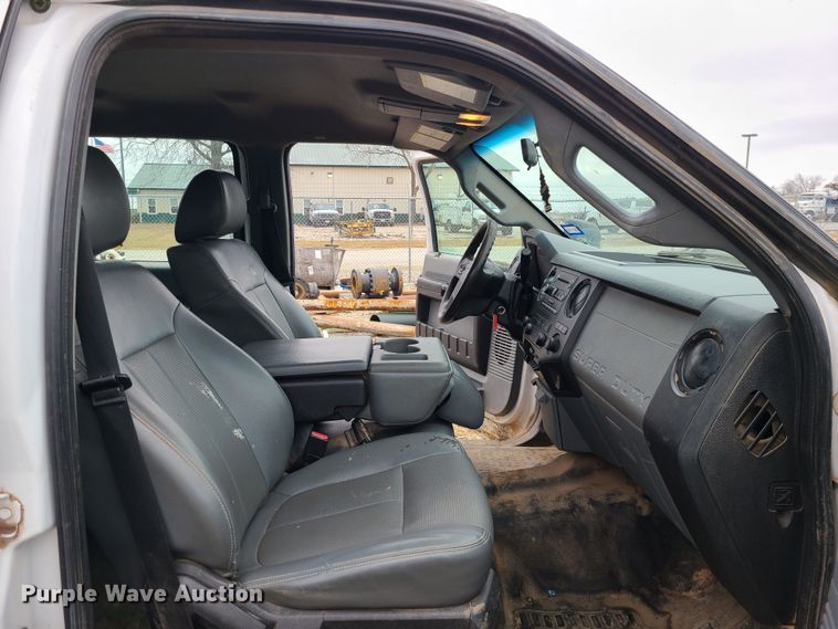 image for item JW9772 2013 Ford F350 Super Duty  Crew Cab flatbed pickup truck