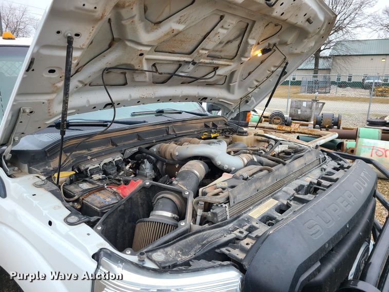 image for item JW9772 2013 Ford F350 Super Duty  Crew Cab flatbed pickup truck