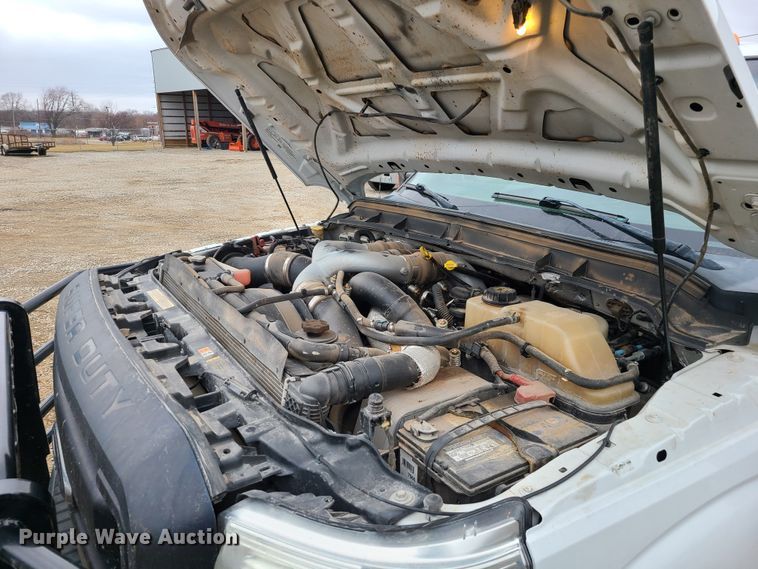 image for item JW9772 2013 Ford F350 Super Duty  Crew Cab flatbed pickup truck