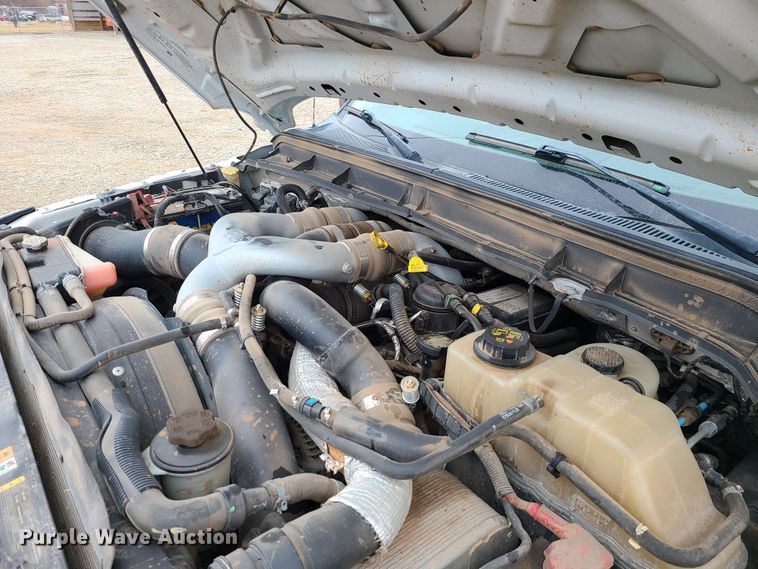 image for item JW9772 2013 Ford F350 Super Duty  Crew Cab flatbed pickup truck