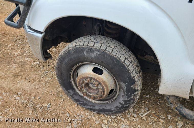 image for item JW9772 2013 Ford F350 Super Duty  Crew Cab flatbed pickup truck