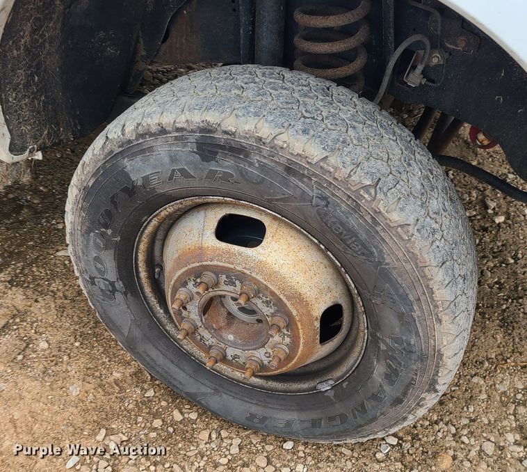 image for item JW9772 2013 Ford F350 Super Duty  Crew Cab flatbed pickup truck