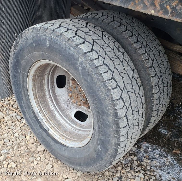 image for item JW9772 2013 Ford F350 Super Duty  Crew Cab flatbed pickup truck