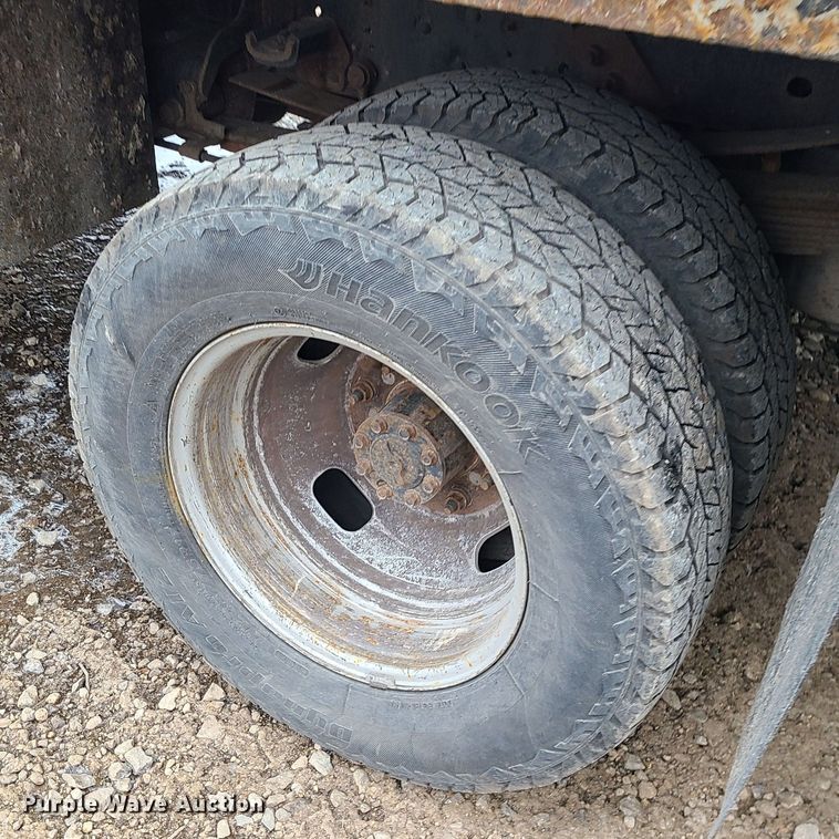 image for item JW9772 2013 Ford F350 Super Duty  Crew Cab flatbed pickup truck