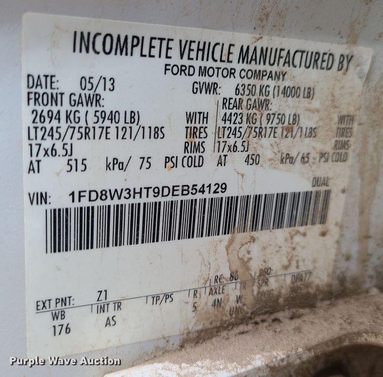 image for item JW9772 2013 Ford F350 Super Duty  Crew Cab flatbed pickup truck