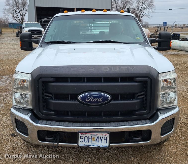 image for item JW9773 2014 Ford F350 Super Duty  Crew Cab flatbed pickup truck