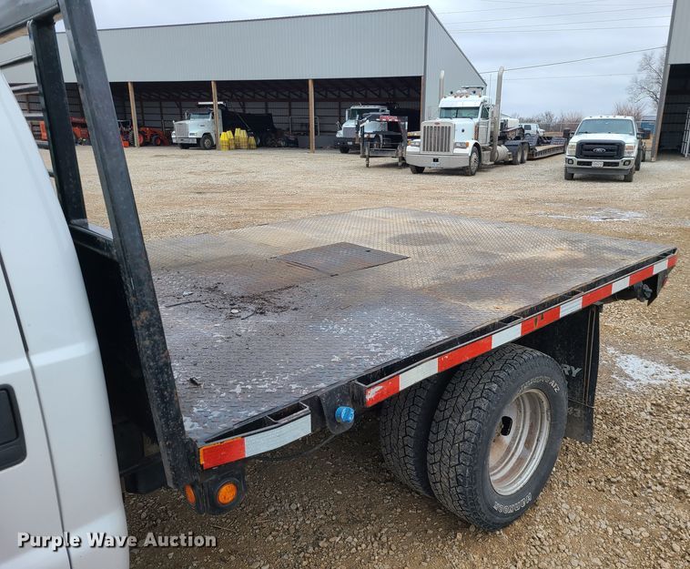 image for item JW9773 2014 Ford F350 Super Duty  Crew Cab flatbed pickup truck