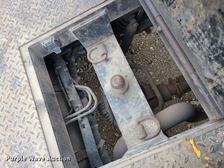 image for item JW9773 2014 Ford F350 Super Duty  Crew Cab flatbed pickup truck