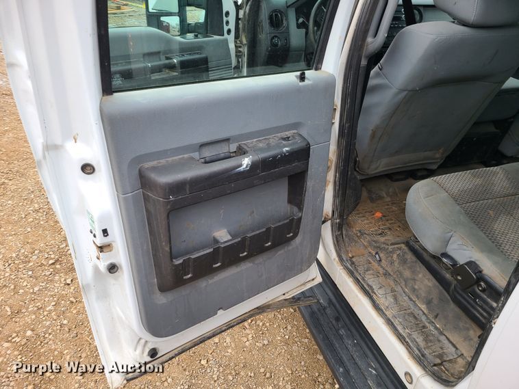 image for item JW9773 2014 Ford F350 Super Duty  Crew Cab flatbed pickup truck