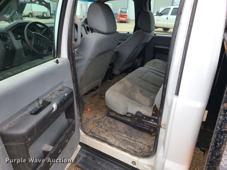 image for item JW9773 2014 Ford F350 Super Duty  Crew Cab flatbed pickup truck