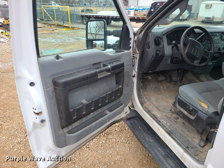 image for item JW9773 2014 Ford F350 Super Duty  Crew Cab flatbed pickup truck