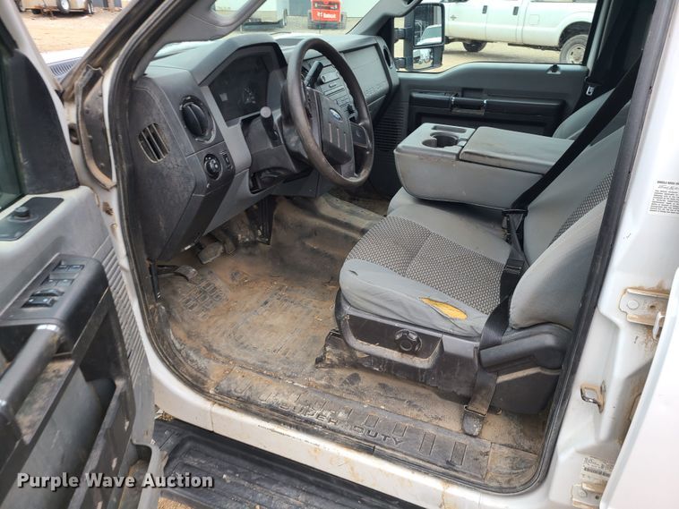 image for item JW9773 2014 Ford F350 Super Duty  Crew Cab flatbed pickup truck