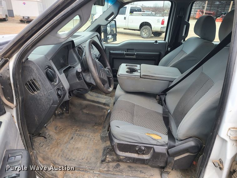 image for item JW9773 2014 Ford F350 Super Duty  Crew Cab flatbed pickup truck