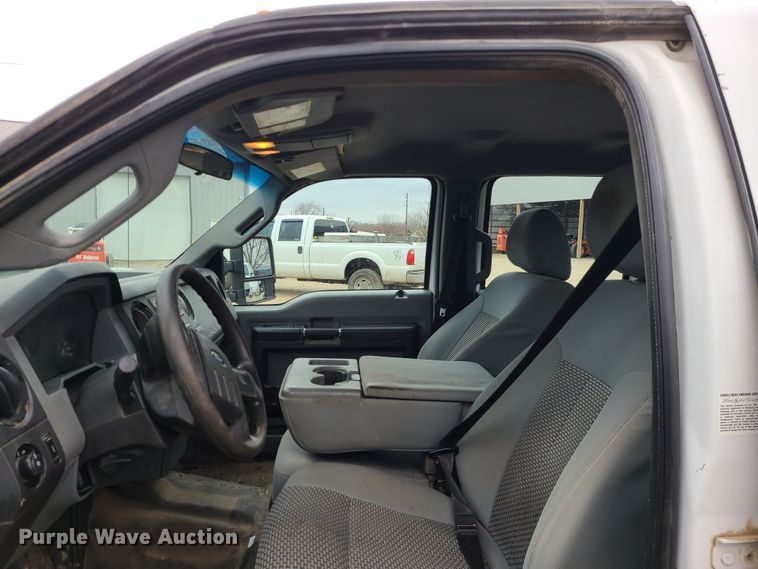 image for item JW9773 2014 Ford F350 Super Duty  Crew Cab flatbed pickup truck