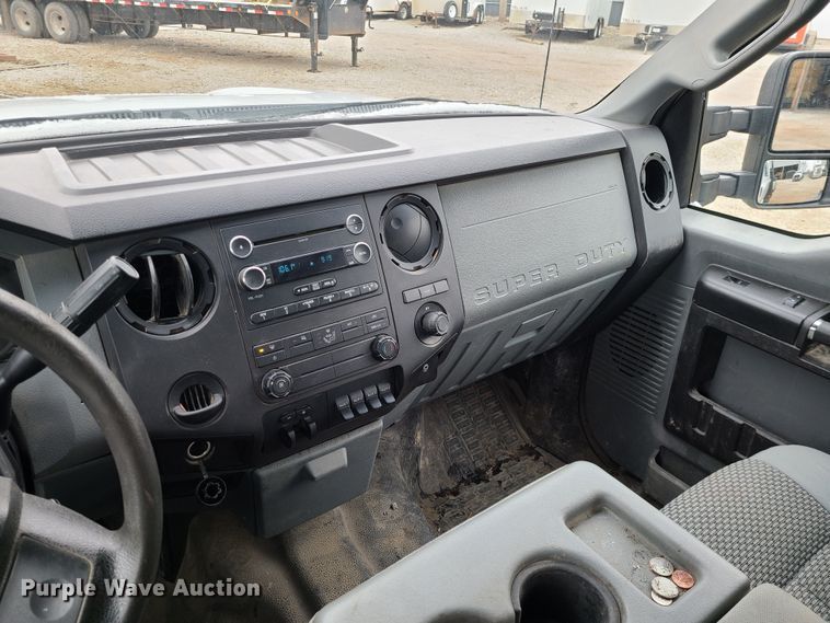 image for item JW9773 2014 Ford F350 Super Duty  Crew Cab flatbed pickup truck