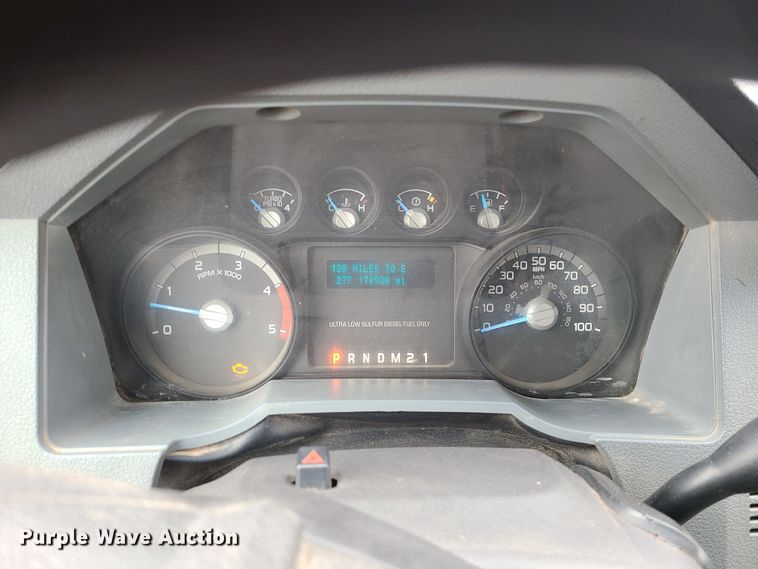 image for item JW9773 2014 Ford F350 Super Duty  Crew Cab flatbed pickup truck