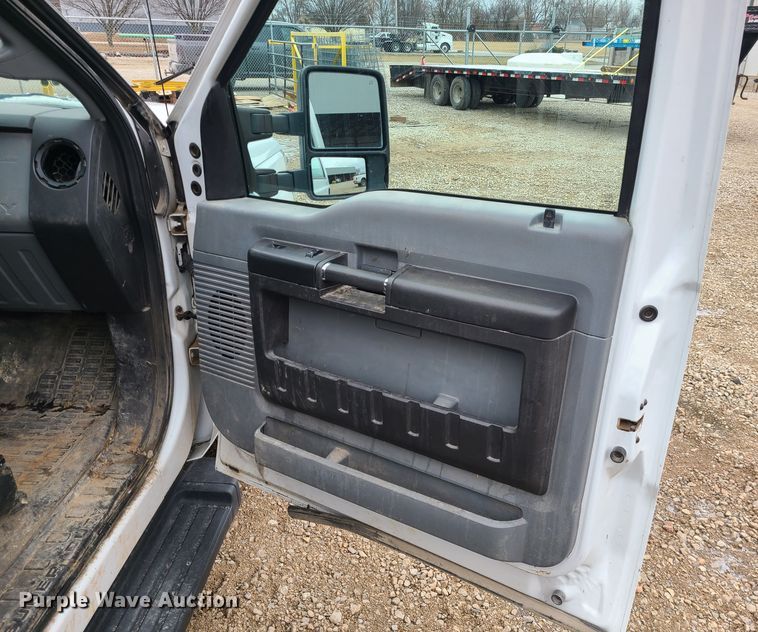 image for item JW9773 2014 Ford F350 Super Duty  Crew Cab flatbed pickup truck