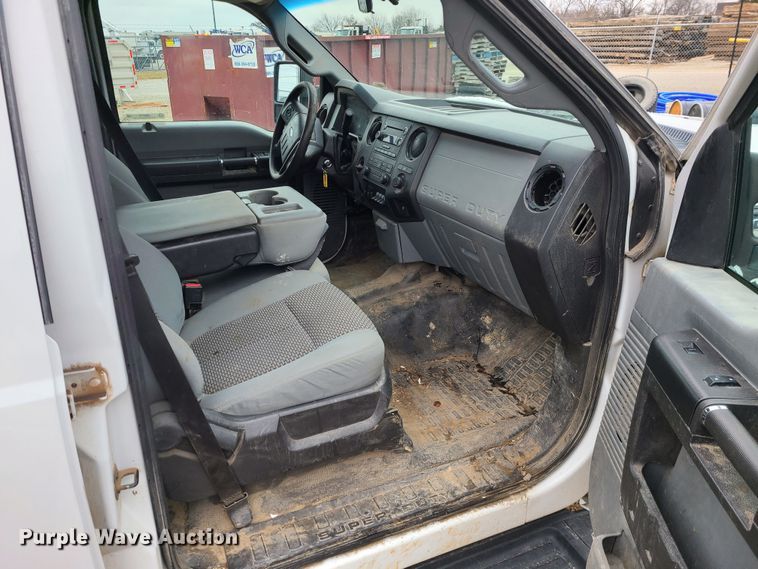 image for item JW9773 2014 Ford F350 Super Duty  Crew Cab flatbed pickup truck