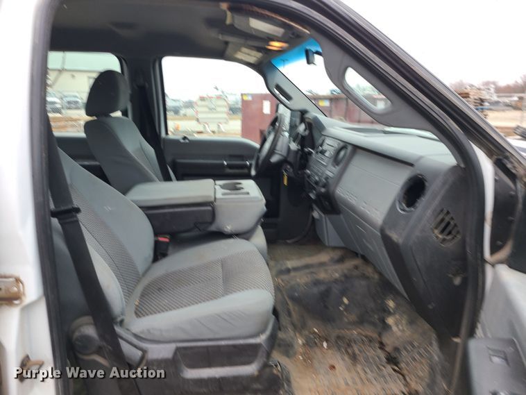 image for item JW9773 2014 Ford F350 Super Duty  Crew Cab flatbed pickup truck