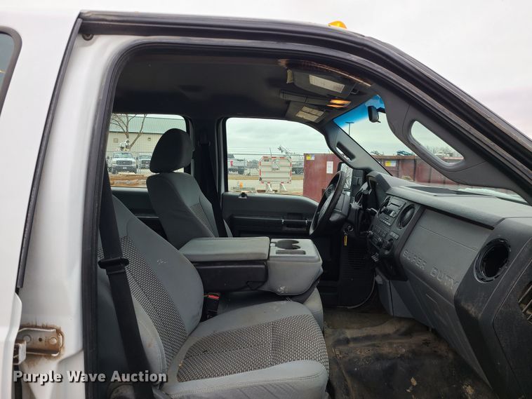 image for item JW9773 2014 Ford F350 Super Duty  Crew Cab flatbed pickup truck