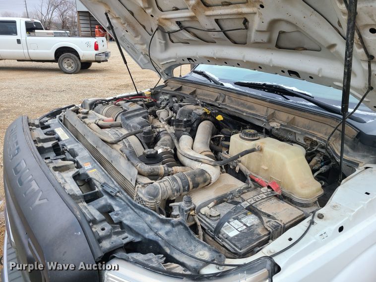 image for item JW9773 2014 Ford F350 Super Duty  Crew Cab flatbed pickup truck