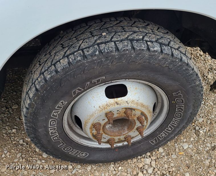 image for item JW9773 2014 Ford F350 Super Duty  Crew Cab flatbed pickup truck