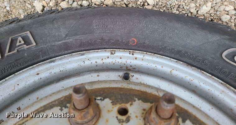 image for item JW9773 2014 Ford F350 Super Duty  Crew Cab flatbed pickup truck