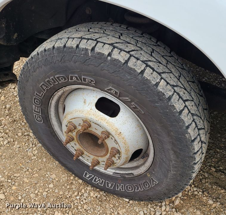 image for item JW9773 2014 Ford F350 Super Duty  Crew Cab flatbed pickup truck