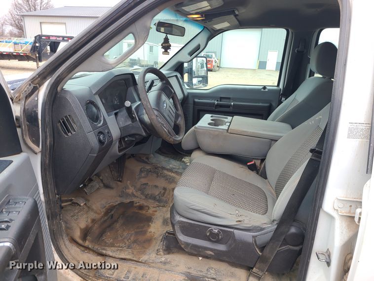 image for item JW9775 2012 Ford F350 Super Duty  Crew Cab flatbed pickup truck