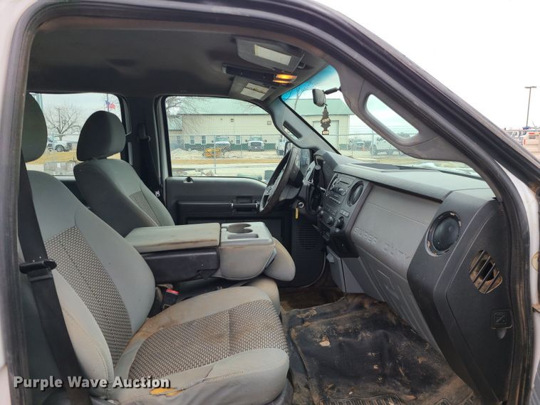 image for item JW9775 2012 Ford F350 Super Duty  Crew Cab flatbed pickup truck