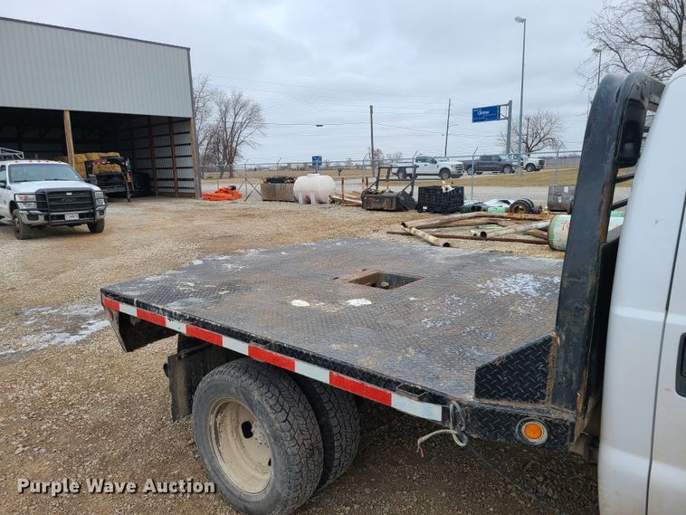 image for item JW9775 2012 Ford F350 Super Duty  Crew Cab flatbed pickup truck