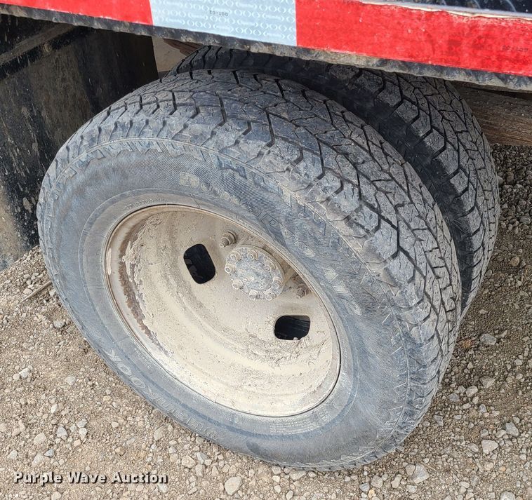 image for item JW9775 2012 Ford F350 Super Duty  Crew Cab flatbed pickup truck