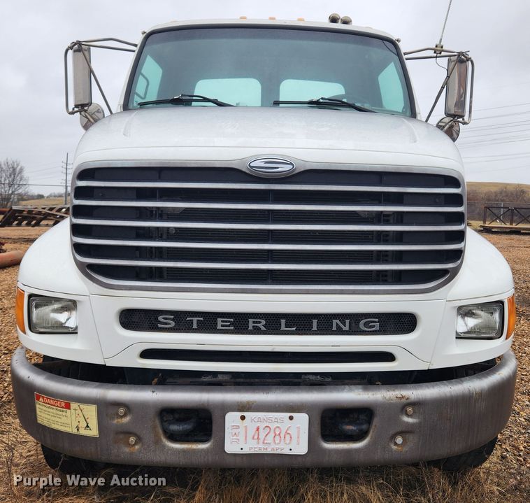 image for item KT9462 2005 Sterling L8500  truck cab and chassis